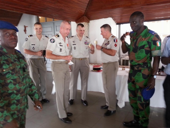 La force Licorne assure une opération de présence à l’Ouest